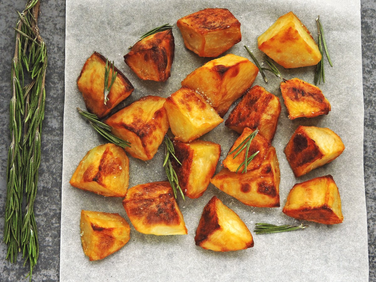 British Crispy Roast Potatoes (Christmas Roasties) + Quick Pan&nbsp;Gravy